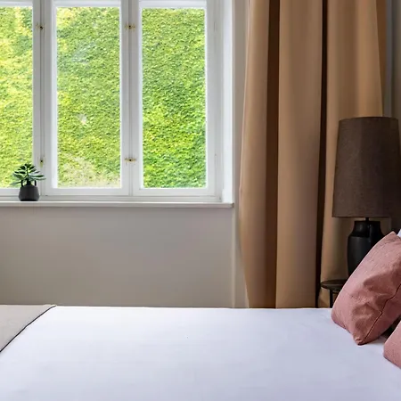 Sanders Shield - 3 Bdr With Balcony, In 아파트 *