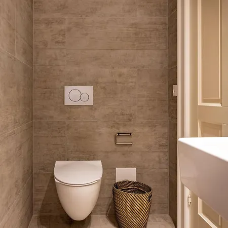Sanders Shield - 3 Bedroom With Balcony Apartament *