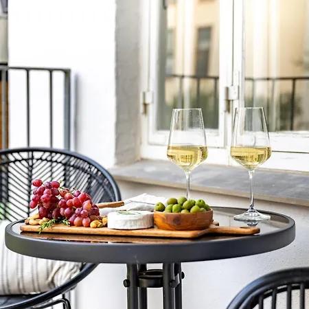 Sanders Shield - 3 Bdr With Balcony, In 아파트