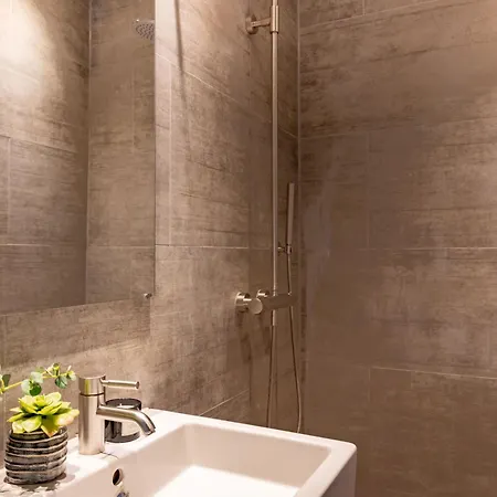 Shield 1 - 3 Bdr With Balcony In Appartement *